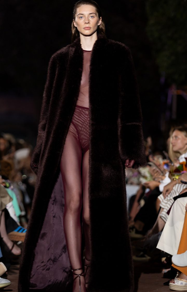 xfashion-show-fw-24-25-15.jpg.pagespeed.ic.lp8W7X_vD4